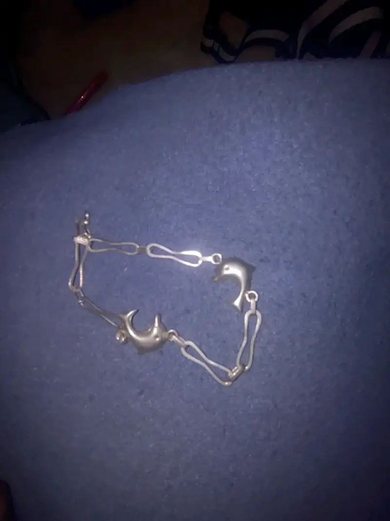 Pulsera de plata con diseño de delfines