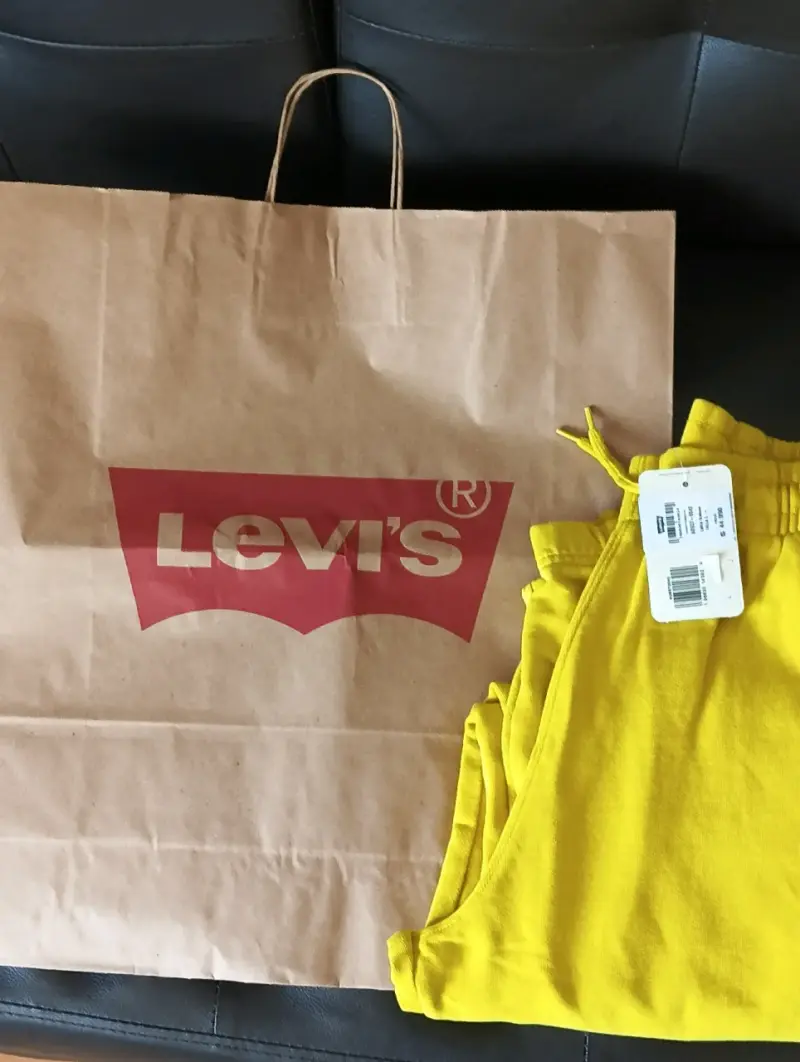 Pantalon de buzo amarillos Levi's nuevos - 1