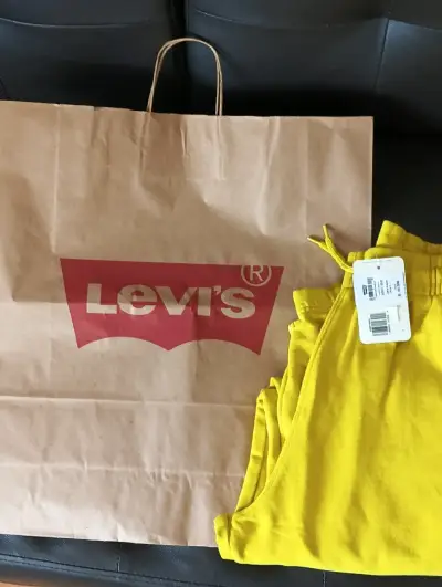 Pantalon de buzo  amarillos Levi's nuevos - miniatura 1
