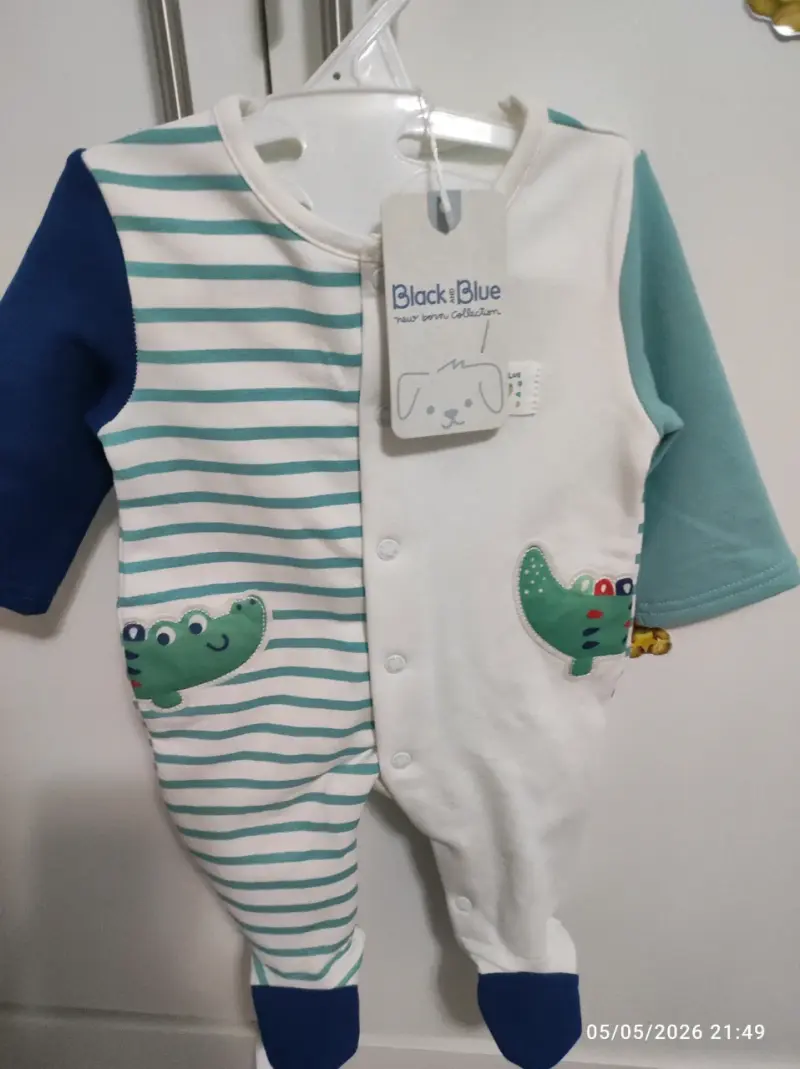 Enterito bebé Black & Blue con dinosaurios