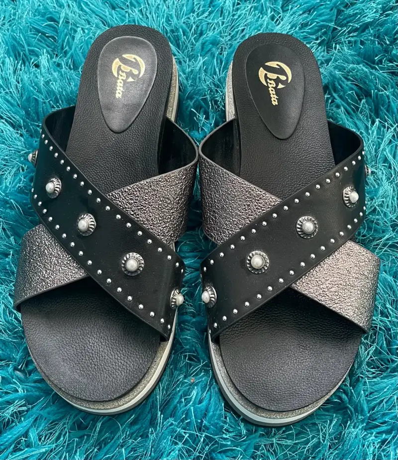 Sandalias negras con tachas Bata - 1