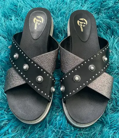Sandalias negras con tachas Bata - miniatura 1