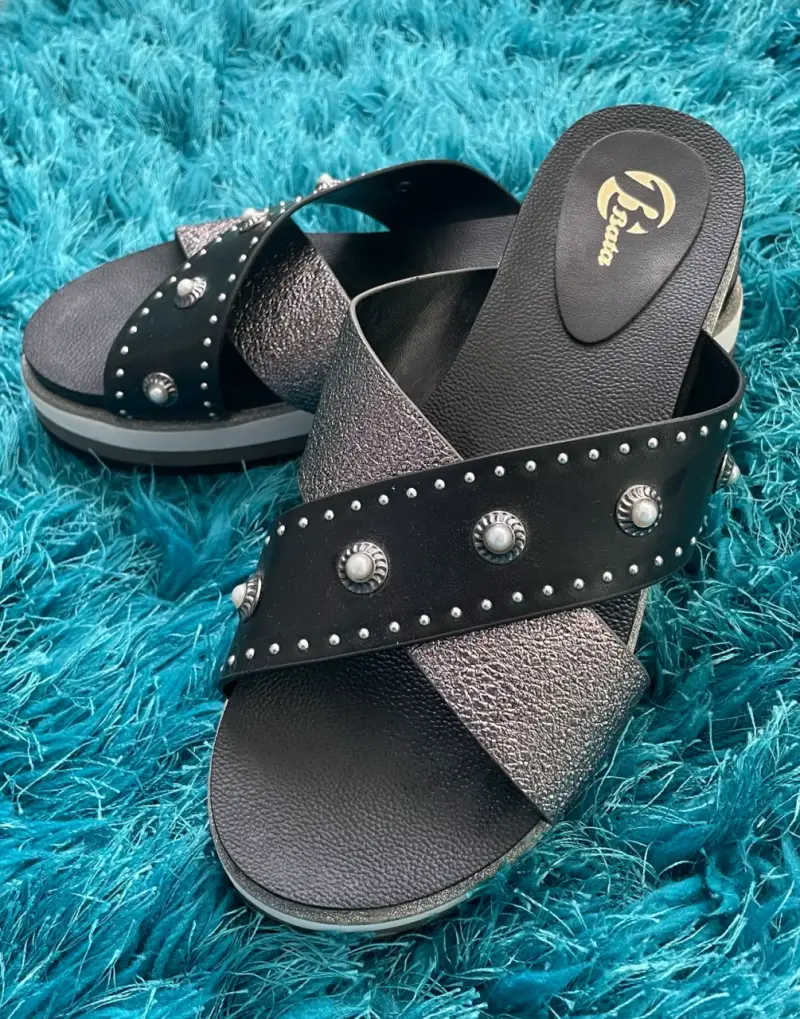 Sandalias negras con tachas Bata - 2