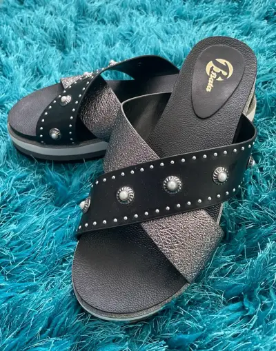 Sandalias negras con tachas Bata - miniatura 2