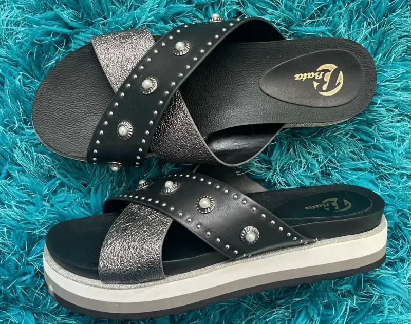 Sandalias negras con tachas Bata - 3