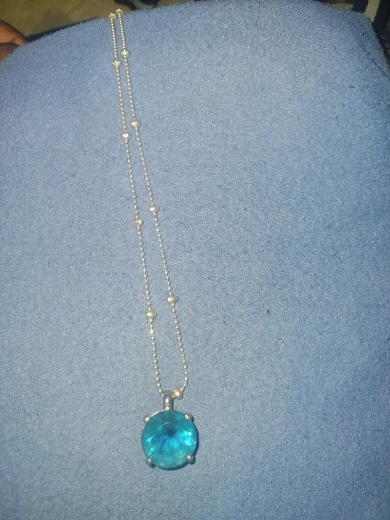 Cadena de plata con diseño de bolitas y una piedra