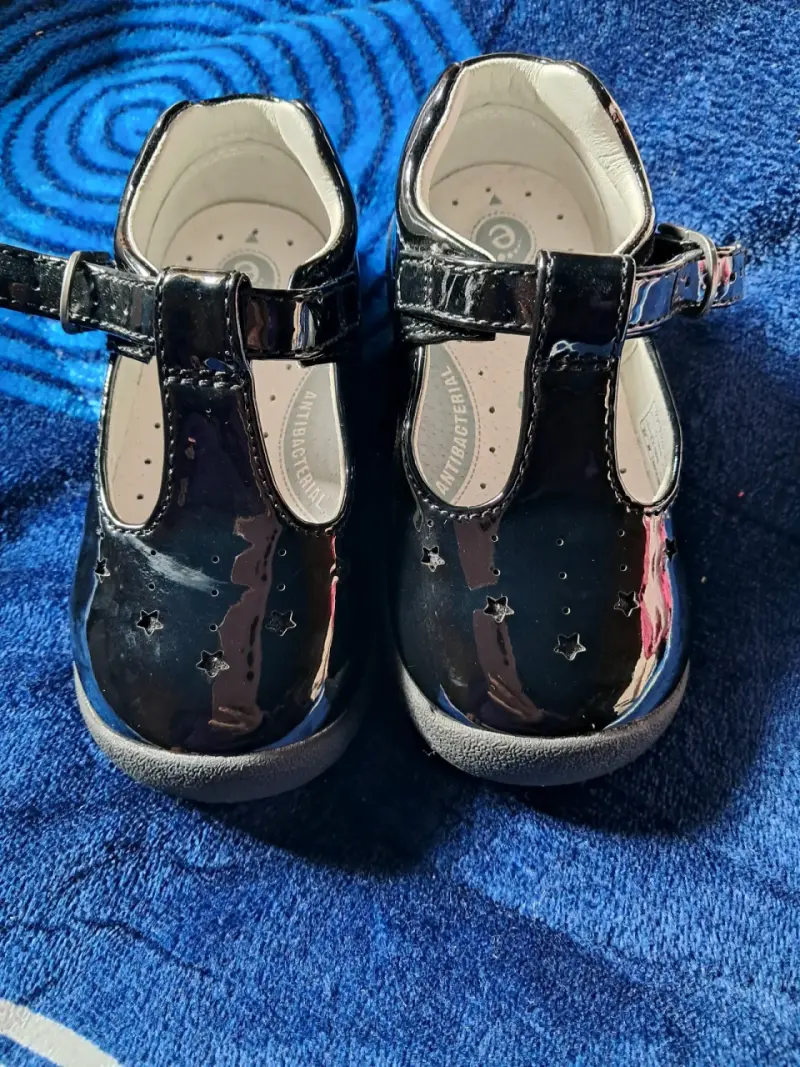 Zapatos de charol negro para niña con estrellas