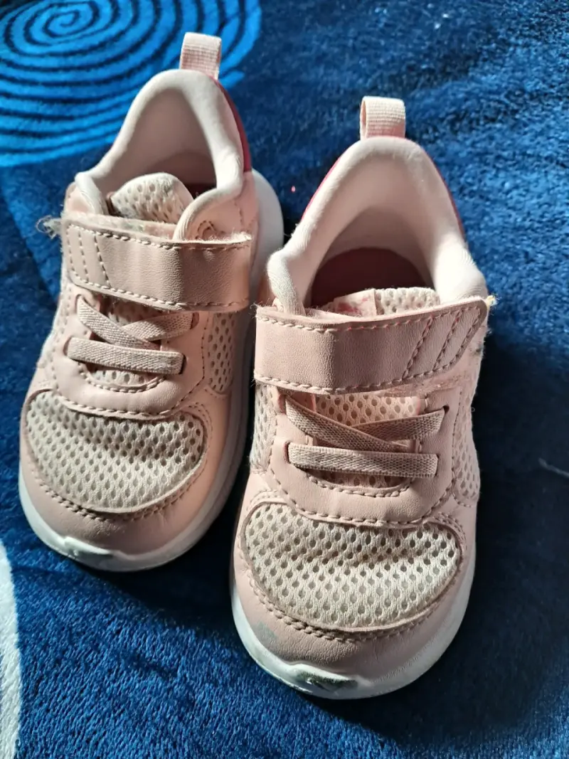Zapatillas deportivas rosadas para niña