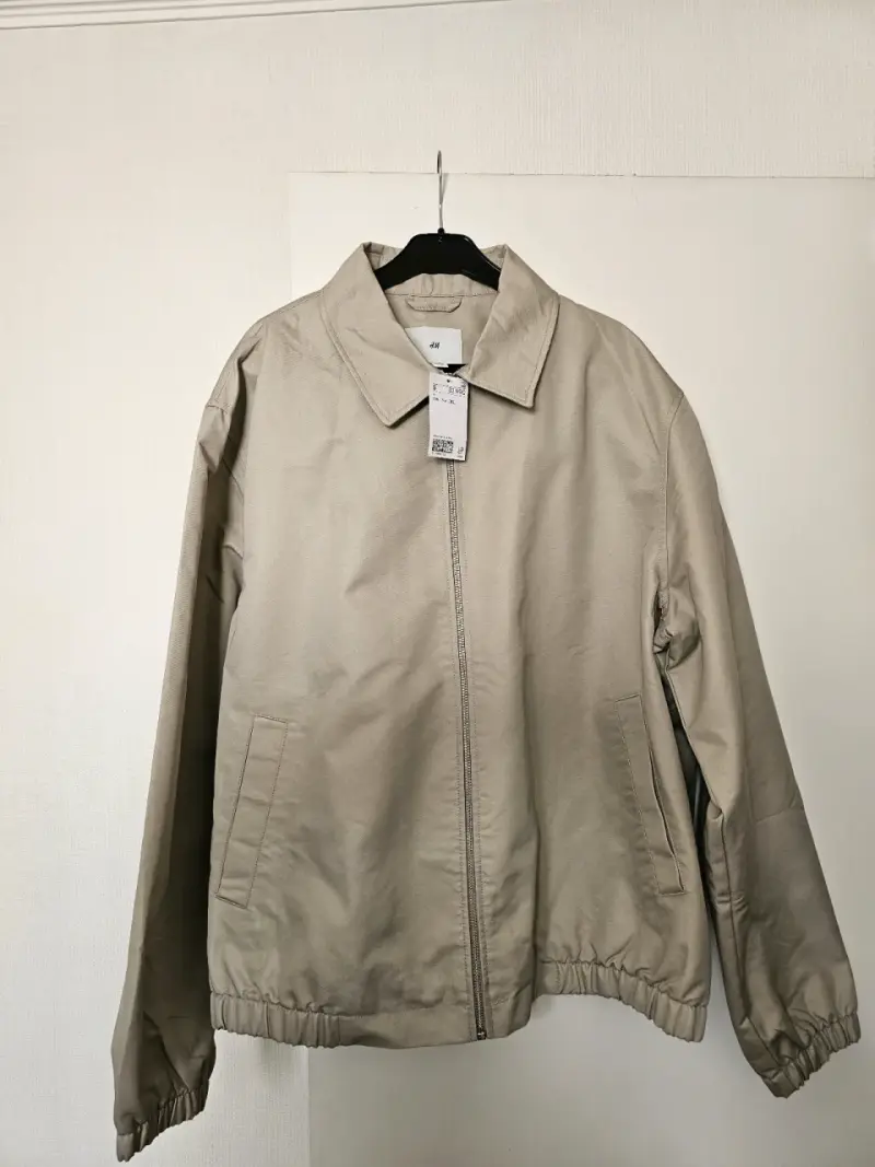 Chaqueta beige H&M con cierre