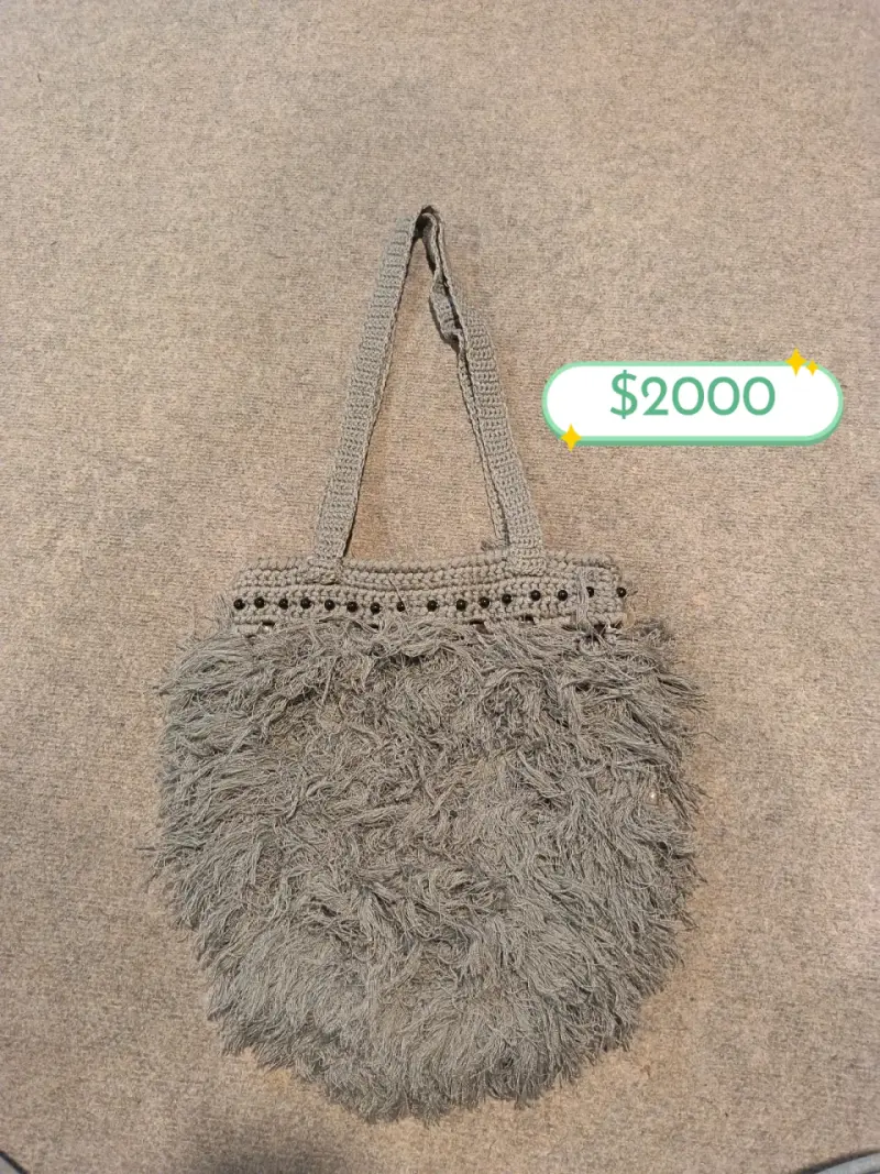 Bolso tejido gris con flecos