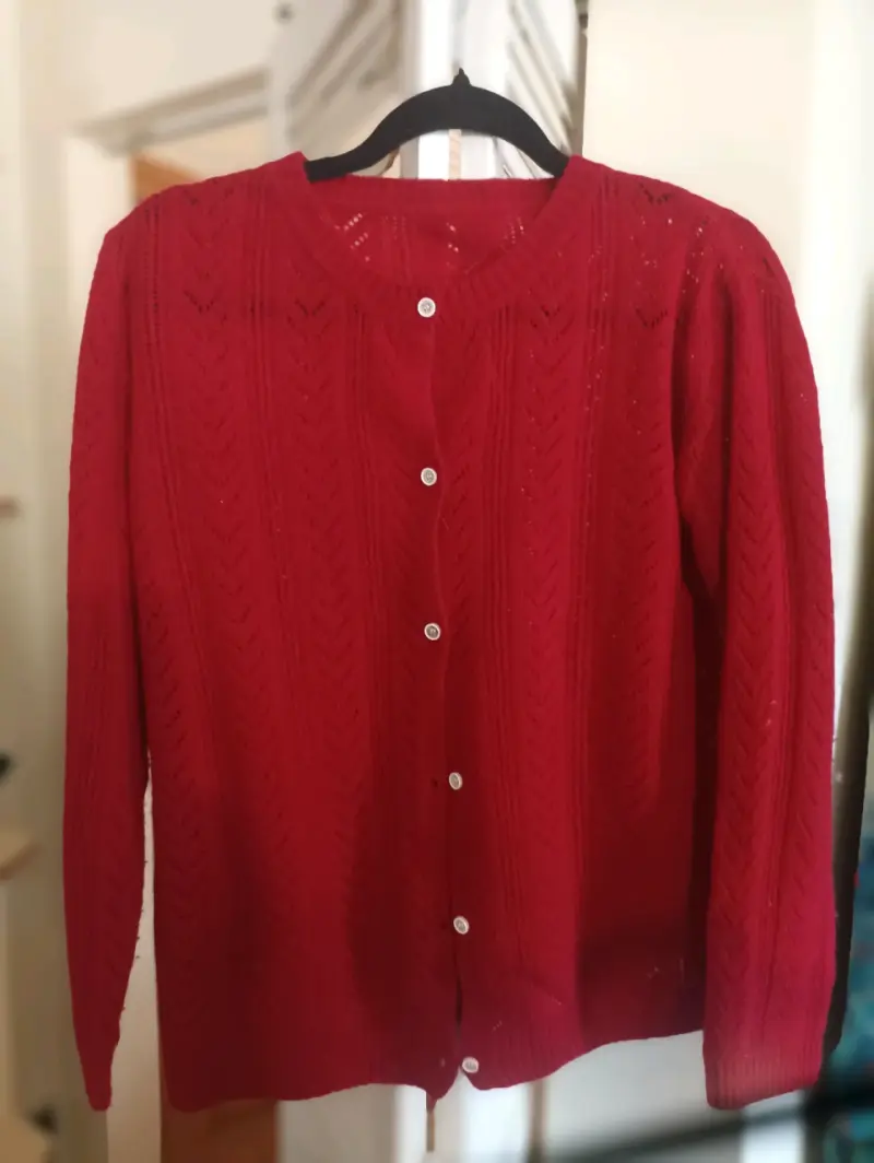 Cárdigan rojo de punto con botones