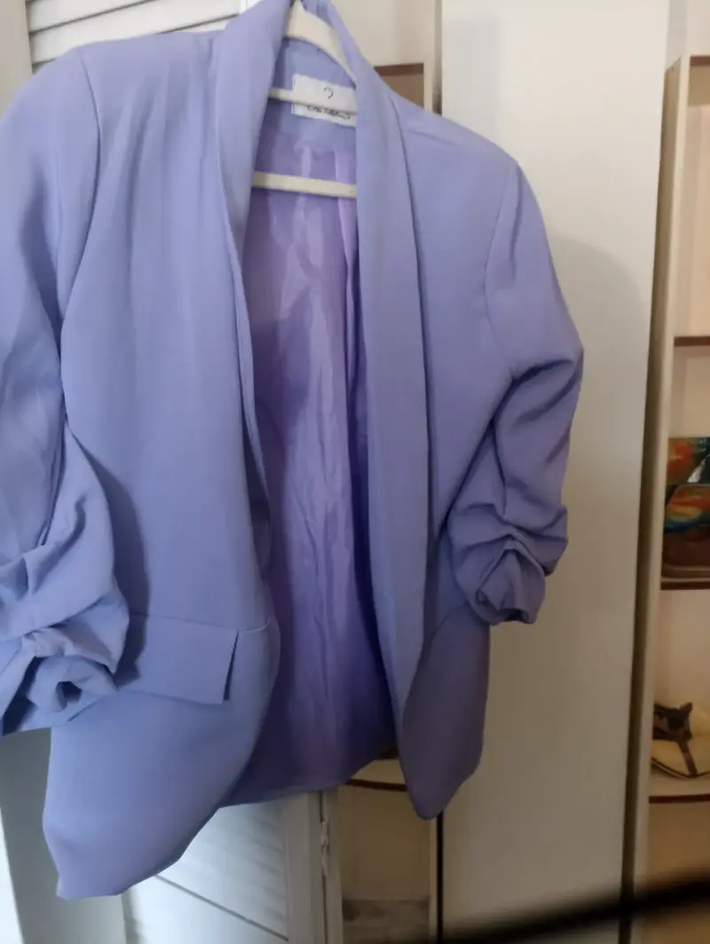 Blazer lila con mangas fruncidas