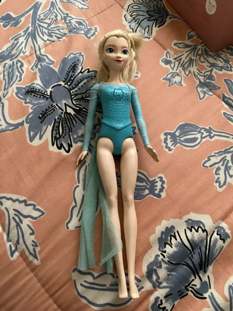 Muñeca Elsa de Frozen con traje azul - 1