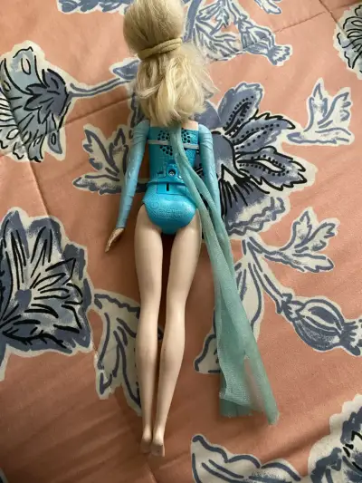 Muñeca Elsa de Frozen con traje azul - miniatura 2