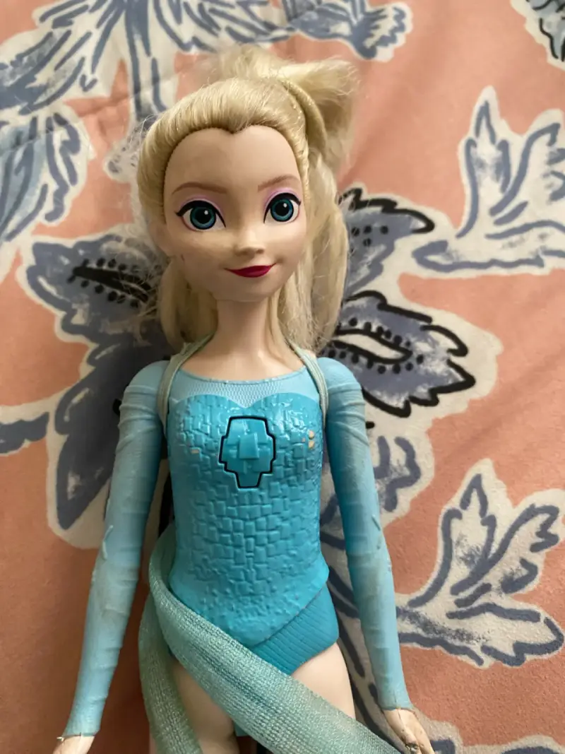 Muñeca Elsa de Frozen con traje azul - 3