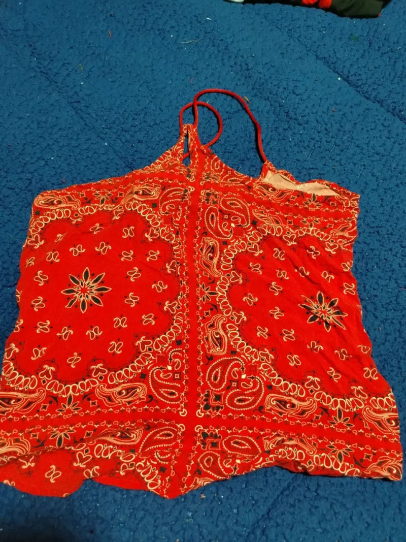 Top rojo con diseño de pañuelo - 1