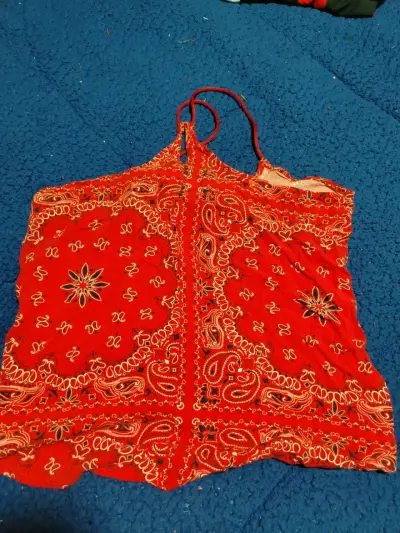 Top rojo con diseño de pañuelo - miniatura 1