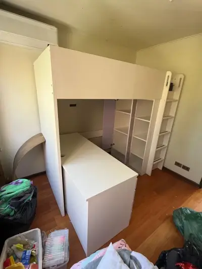 Cama alta con escritorio y escalera IKEA - miniatura 3