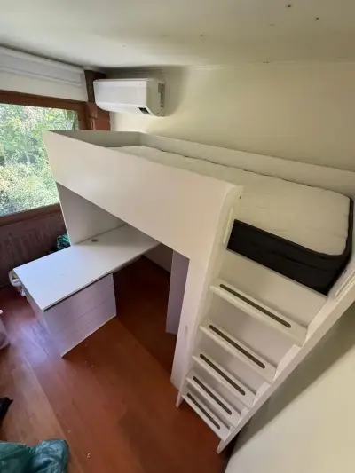 Cama alta con escritorio y escalera IKEA - miniatura 4