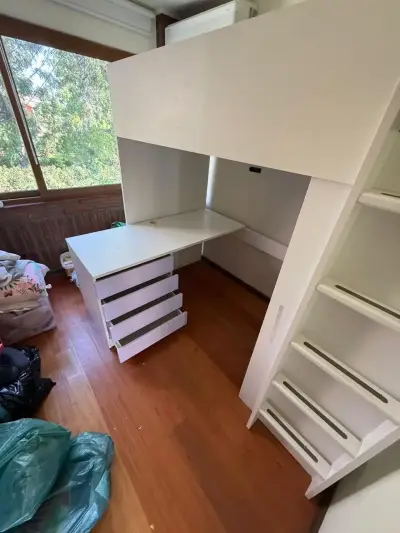 Cama alta con escritorio y escalera IKEA - miniatura 5