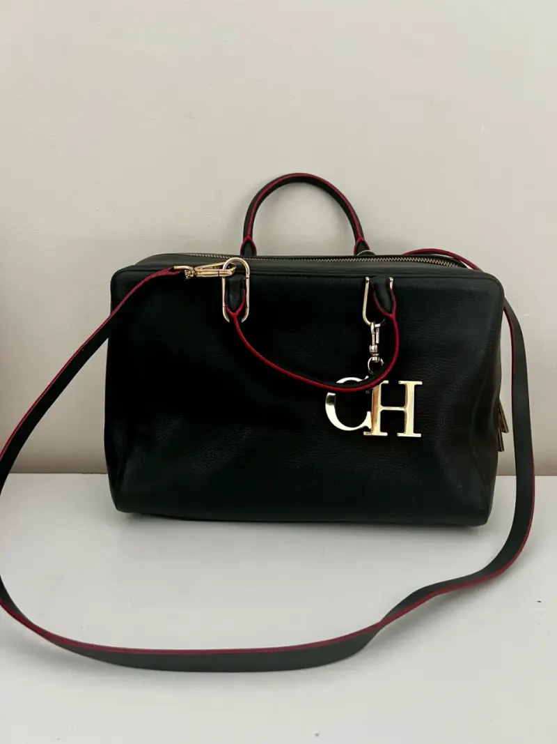 Bolso de cuero negro CH con correa ajustable
