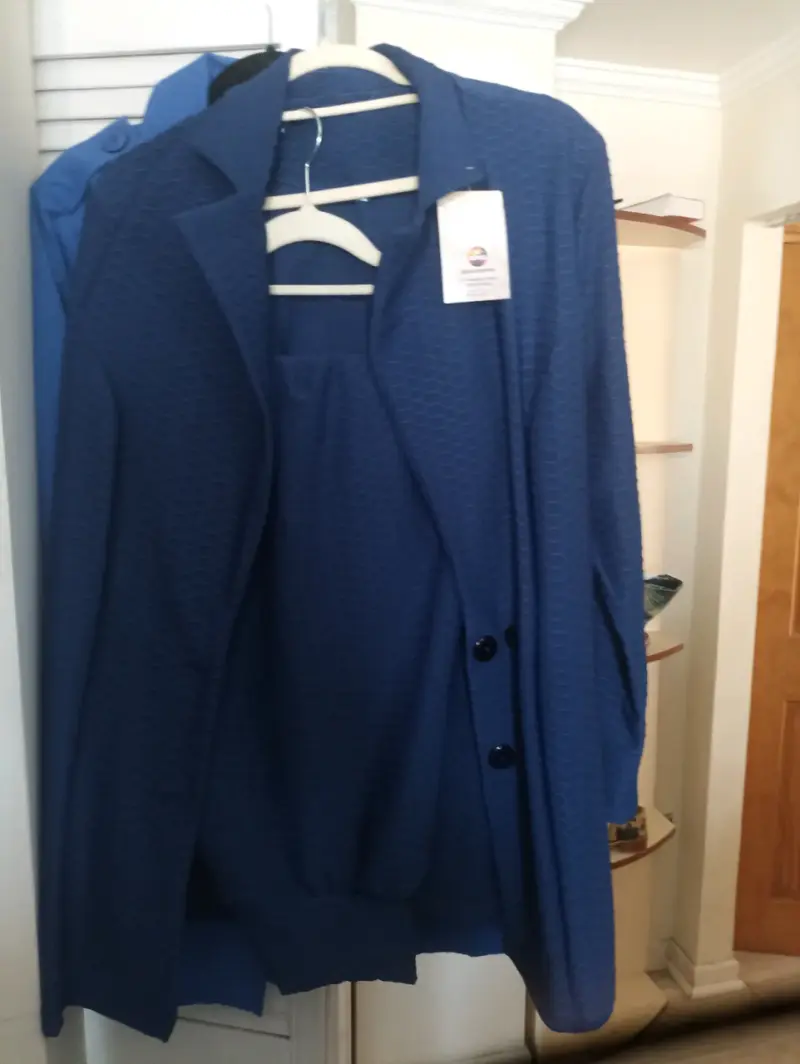Conjunto de chaqueta y blusa azul elegante