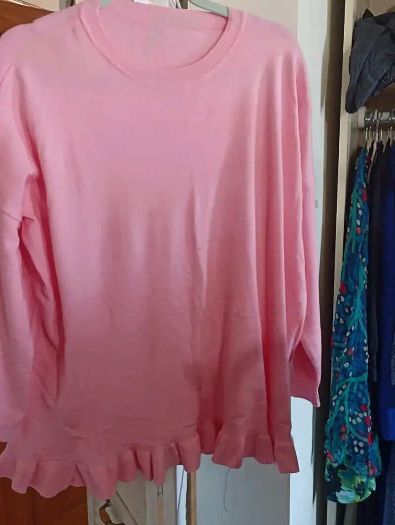 Suéter rosado con volantes para mujer