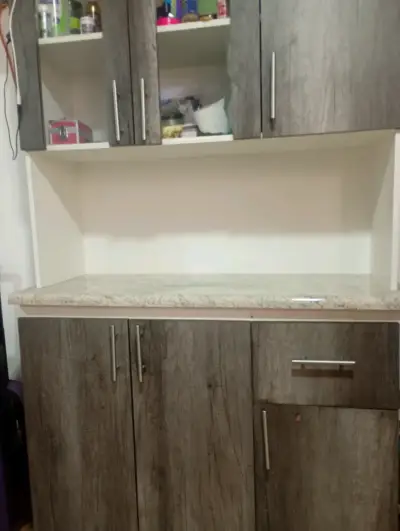 Mueble de cocina con alacena de madera - miniatura 1