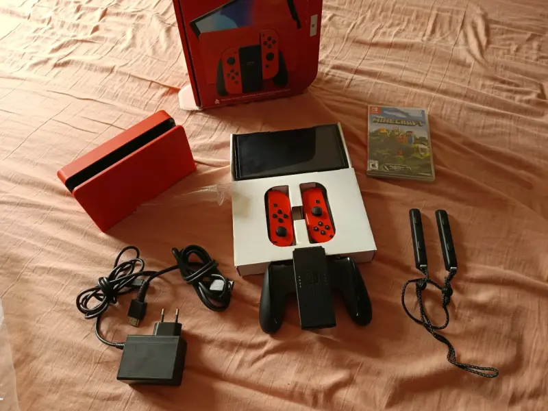 Nintendo Switch con juego Minecraft y accesorios - 2