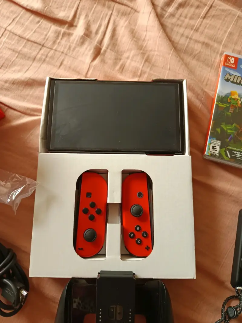 Nintendo Switch con juego Minecraft y accesorios - 3