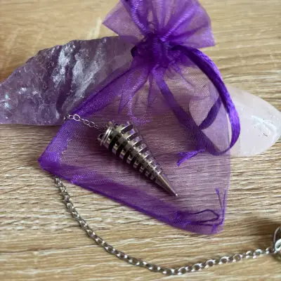 Péndulo de metal con cadena y bolsa - miniatura 1