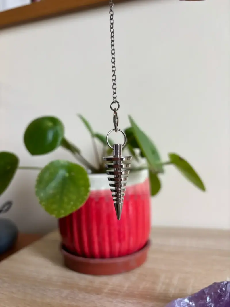 Péndulo de metal con cadena y bolsa - 2