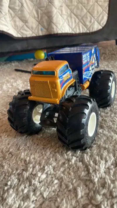 Camión Monster Truck de juguete amarillo - miniatura 1