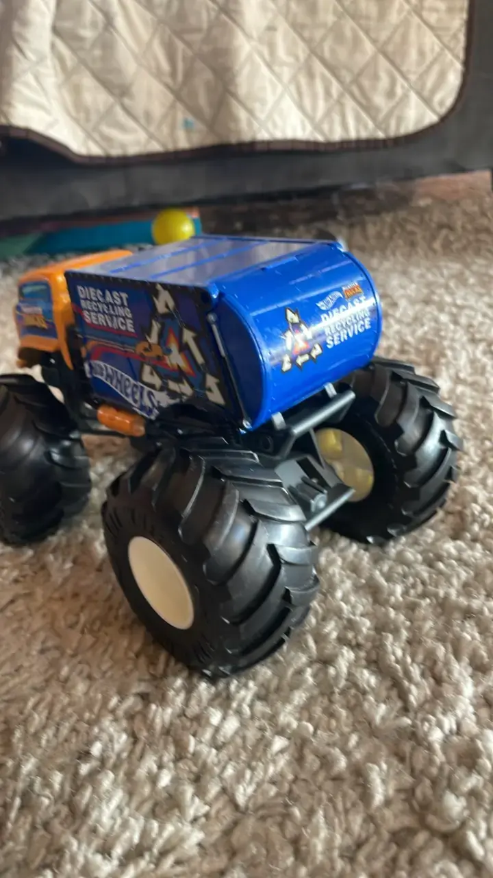 Camión Monster Truck de juguete amarillo - 2