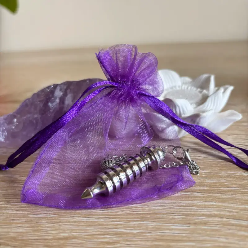 Péndulo de metal con bolsa de organza - 1