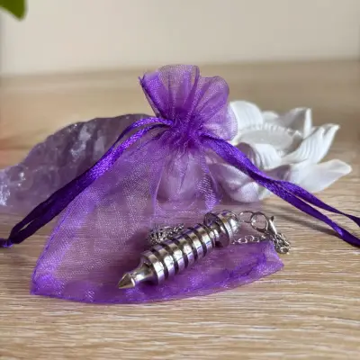 Péndulo de metal con bolsa de organza - miniatura 1