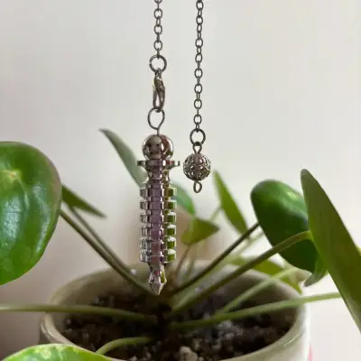 Péndulo de metal con bolsa de organza - miniatura 2