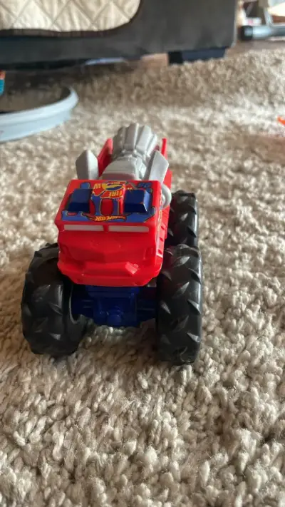 Camión de juguete Hot Wheels rojo - miniatura 1