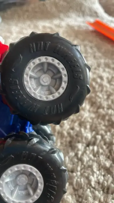Camión de juguete Hot Wheels rojo - miniatura 3