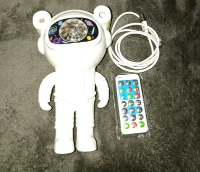 Proyector LED astronauta con control remoto - miniatura 1
