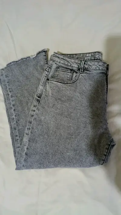 Jeans gris claro con corte deshilachado - miniatura 1