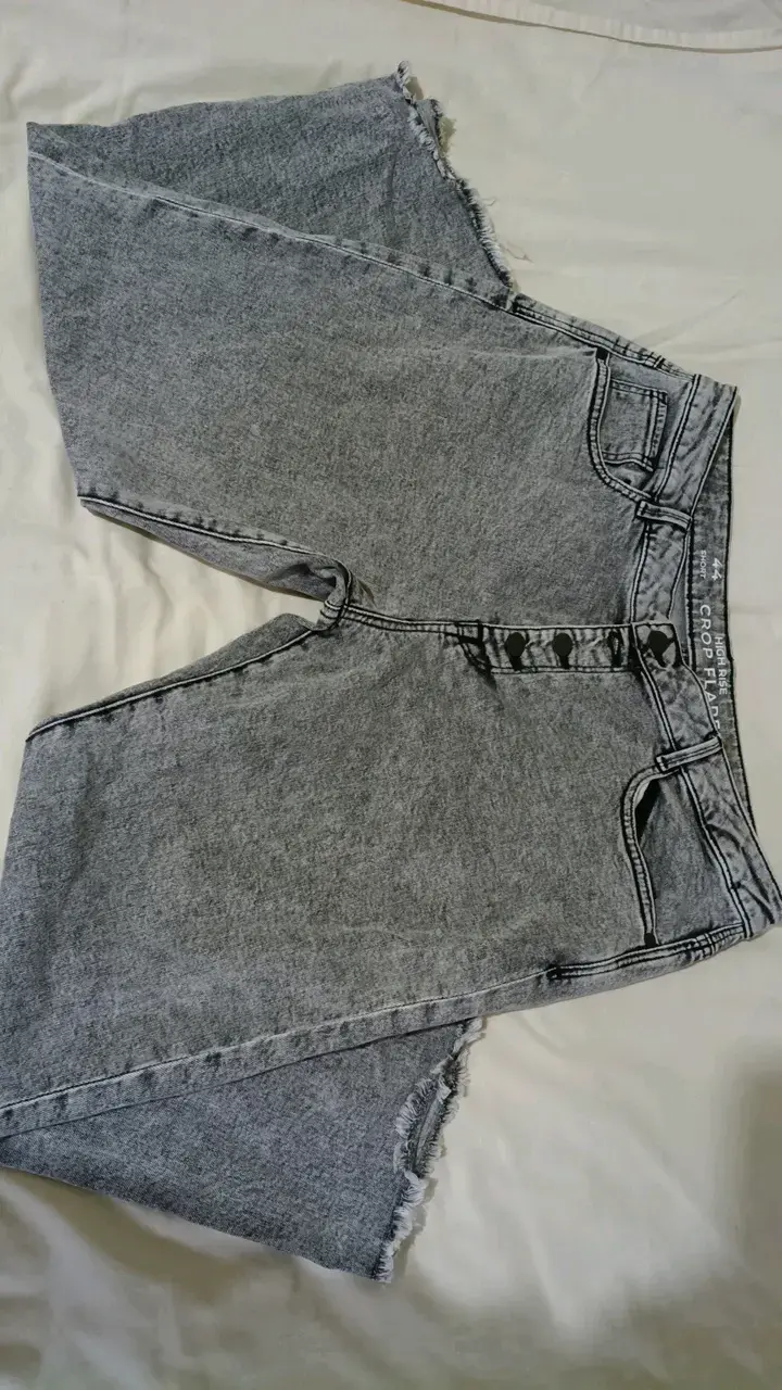 Jeans gris claro con corte deshilachado - 2