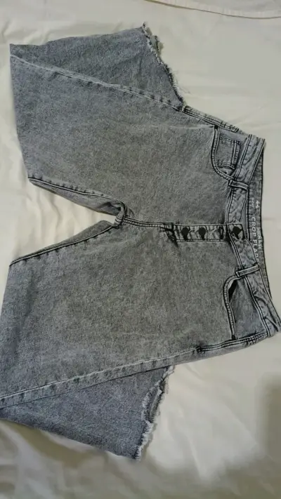 Jeans gris claro con corte deshilachado - miniatura 2