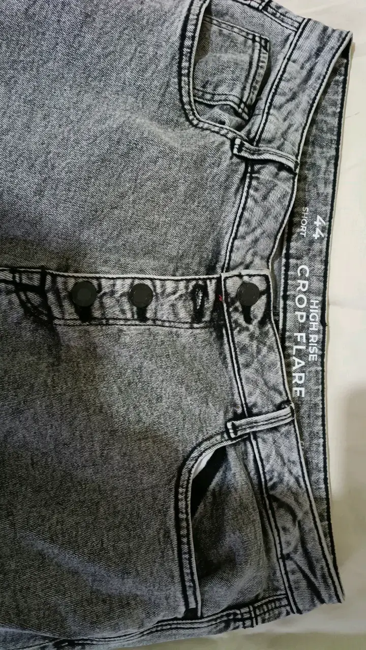 Jeans gris claro con corte deshilachado - 3