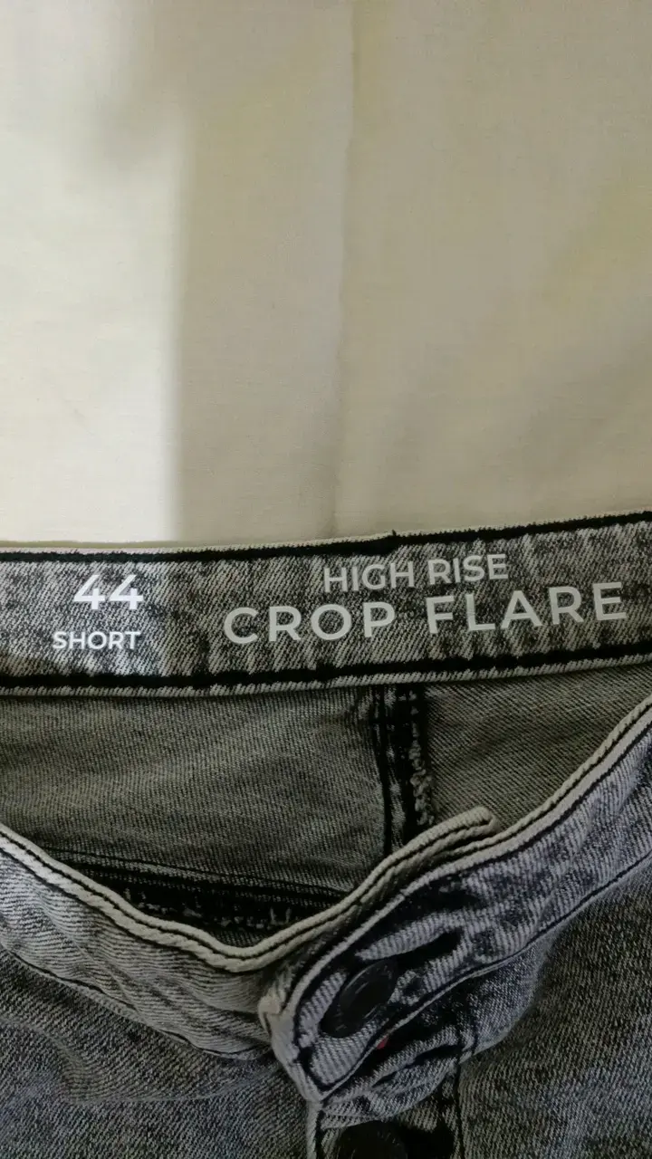 Jeans gris claro con corte deshilachado - 4