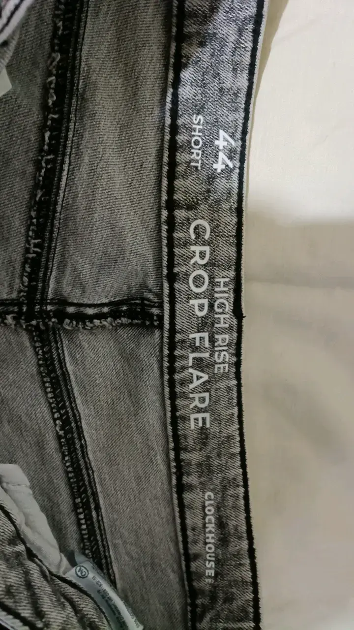 Jeans gris claro con corte deshilachado - 5