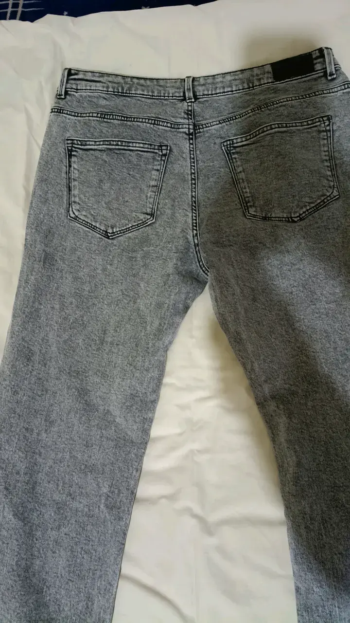 Jeans gris claro con corte deshilachado - 6