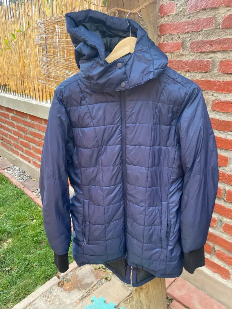 Parka acolchada azul con capucha - 1