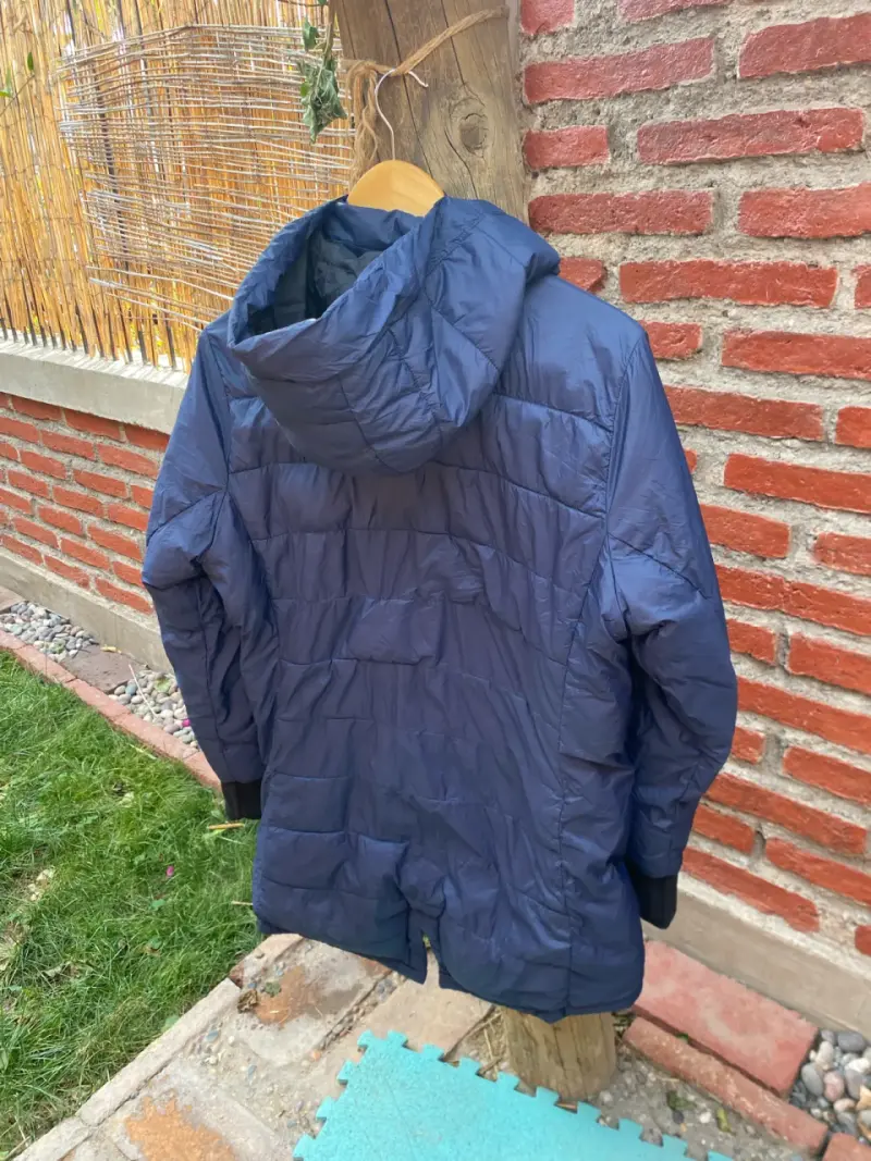 Parka acolchada azul con capucha - 2
