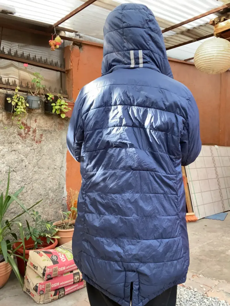 Parka acolchada azul con capucha - 5